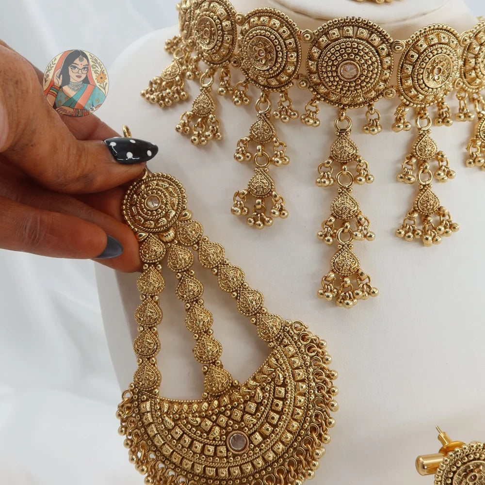 Aashi Waterfall Gold Necklace Set