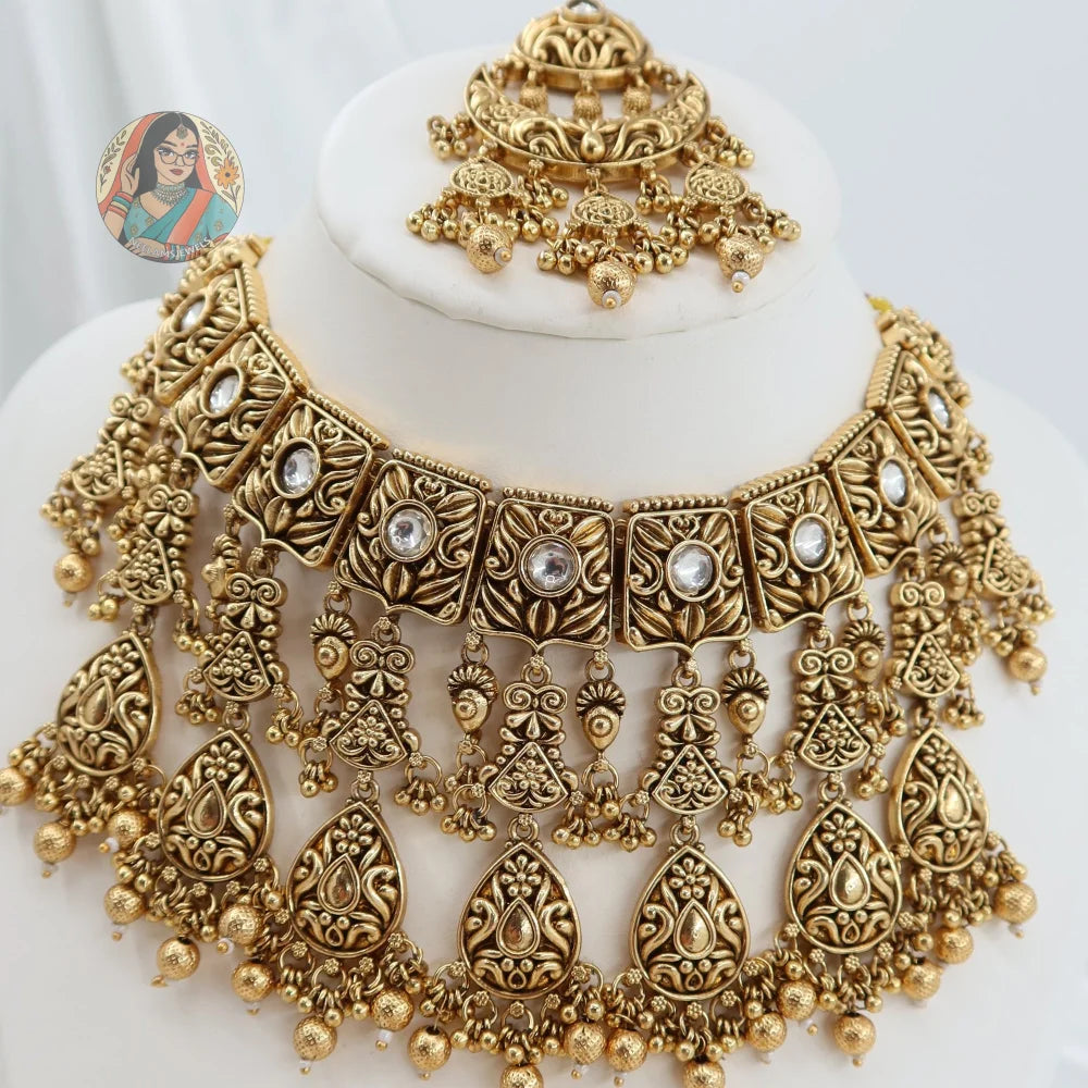 Avni Gold Necklace Set