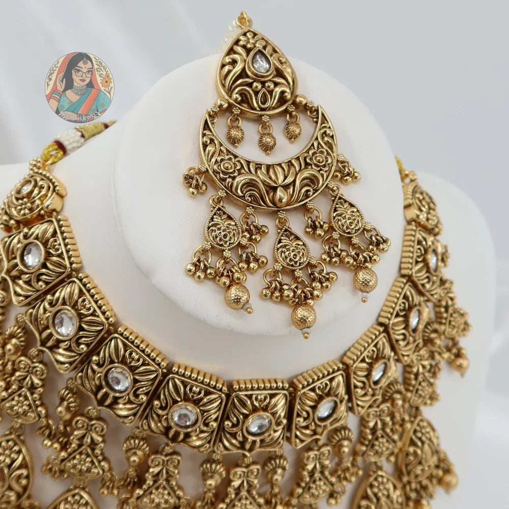 Avni Gold Necklace Set