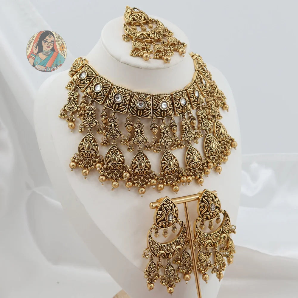 Avni Gold Necklace Set
