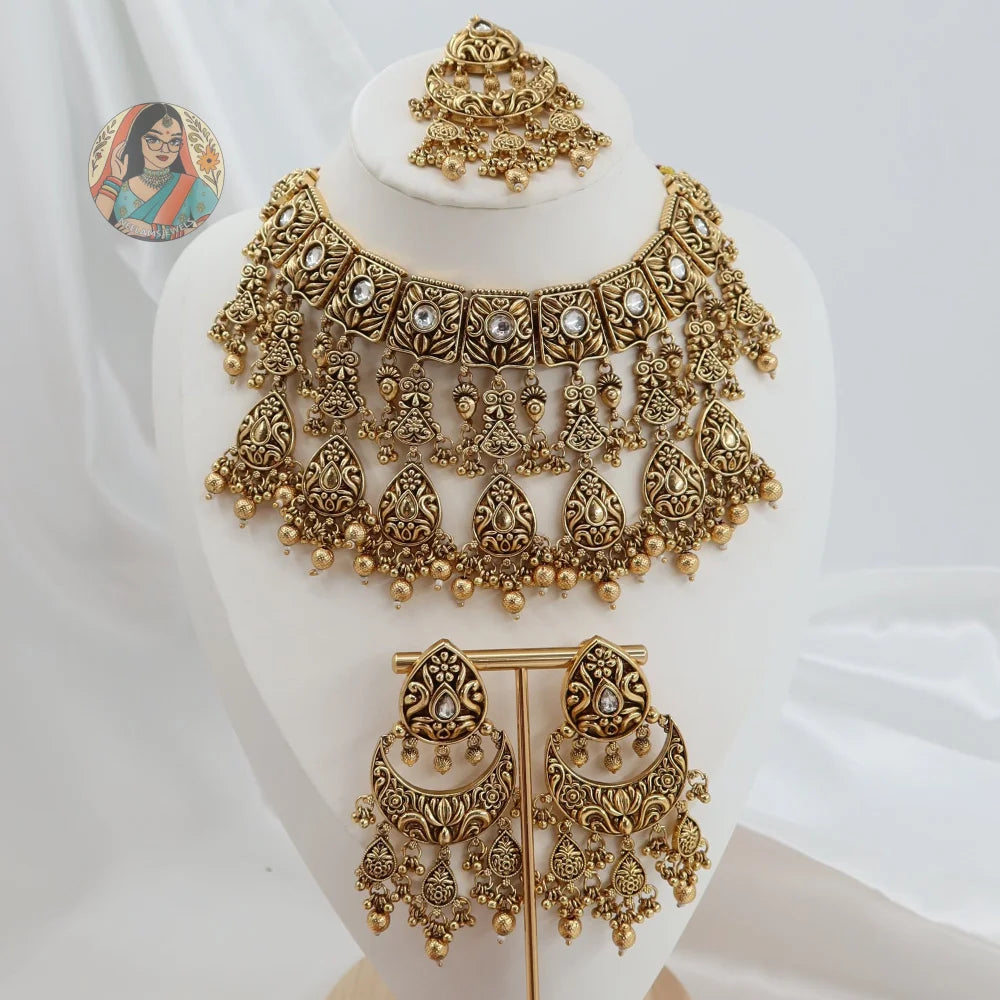 Avni Gold Necklace Set