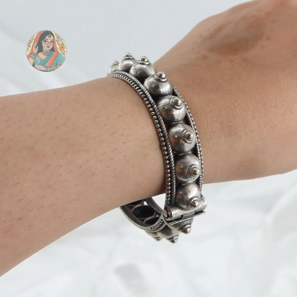 Dhara Oxidized Bangle
