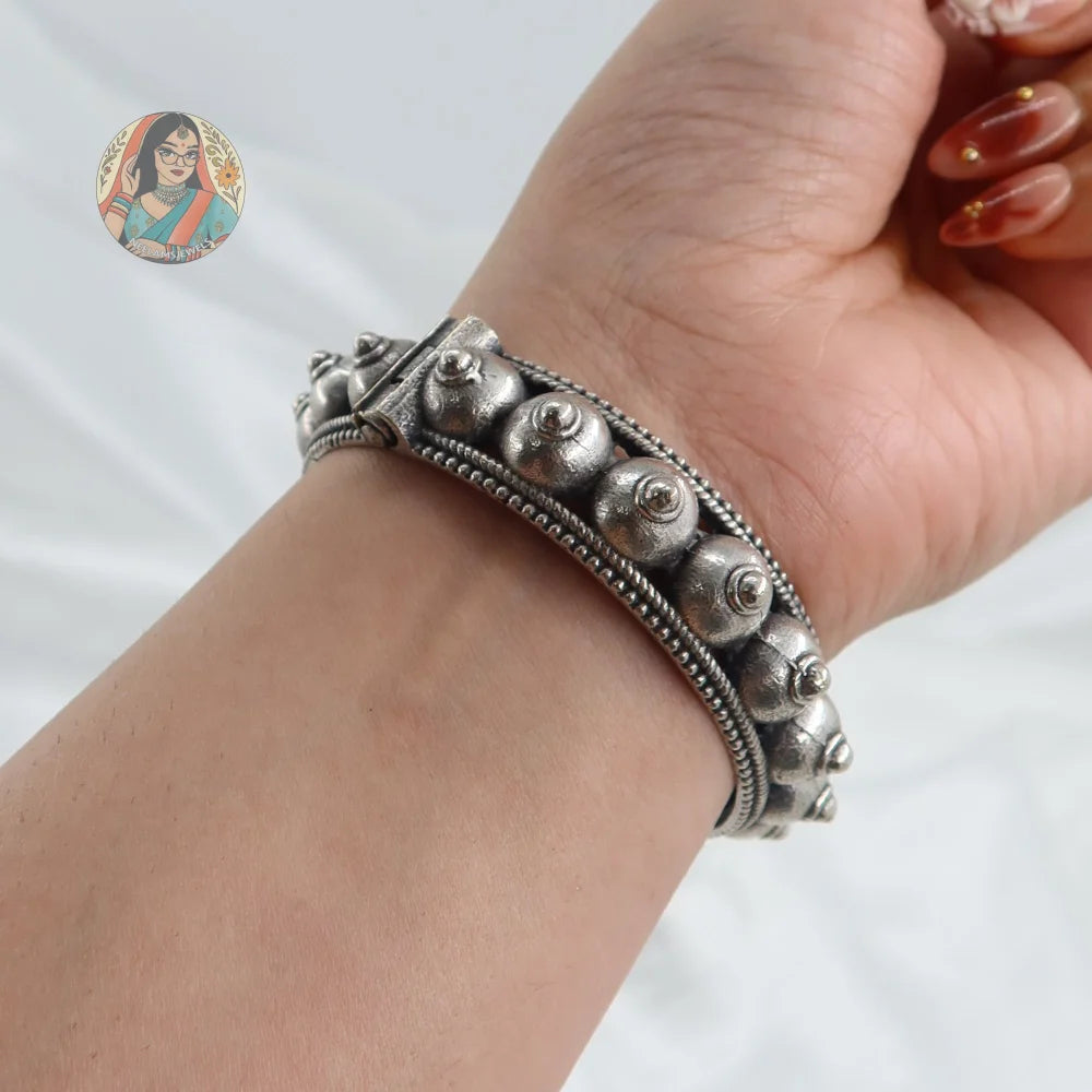 Dhara Oxidized Bangle