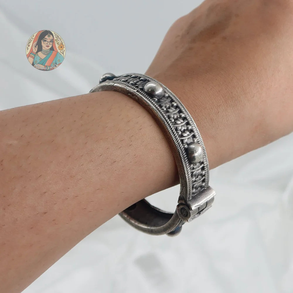 Eshi Oxidized Bangle