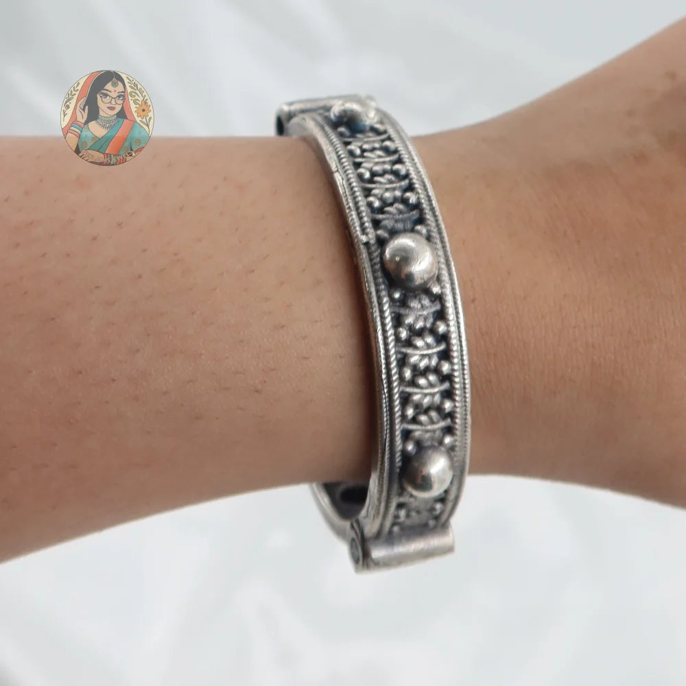 Eshi Oxidized Bangle