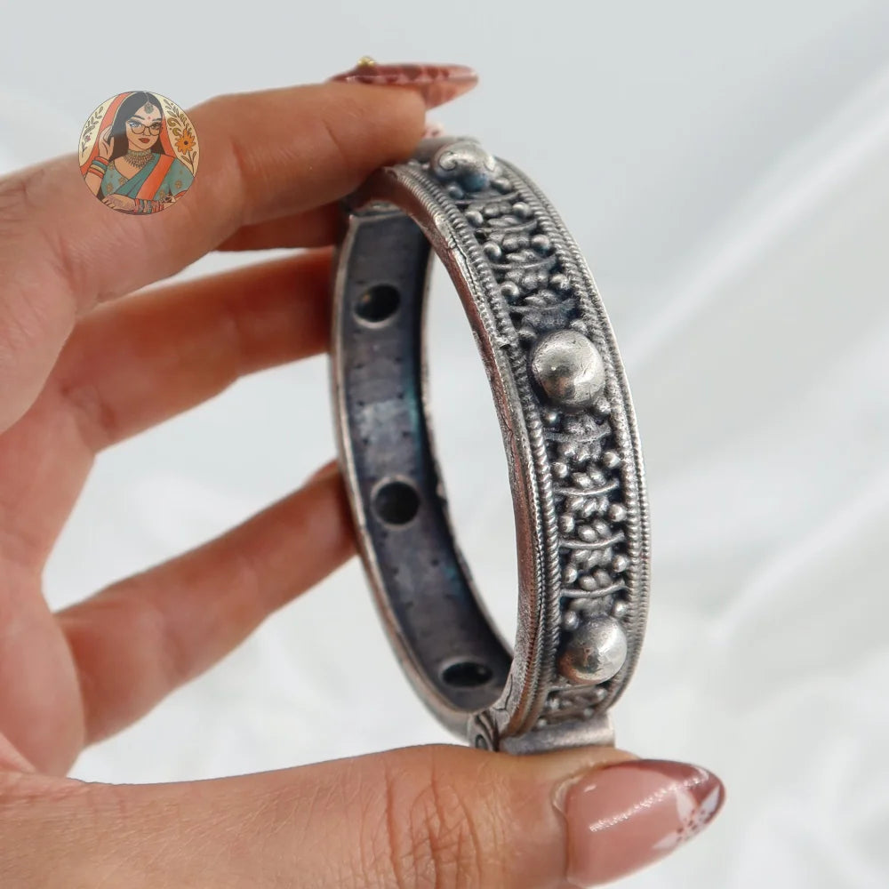 Eshi Oxidized Bangle