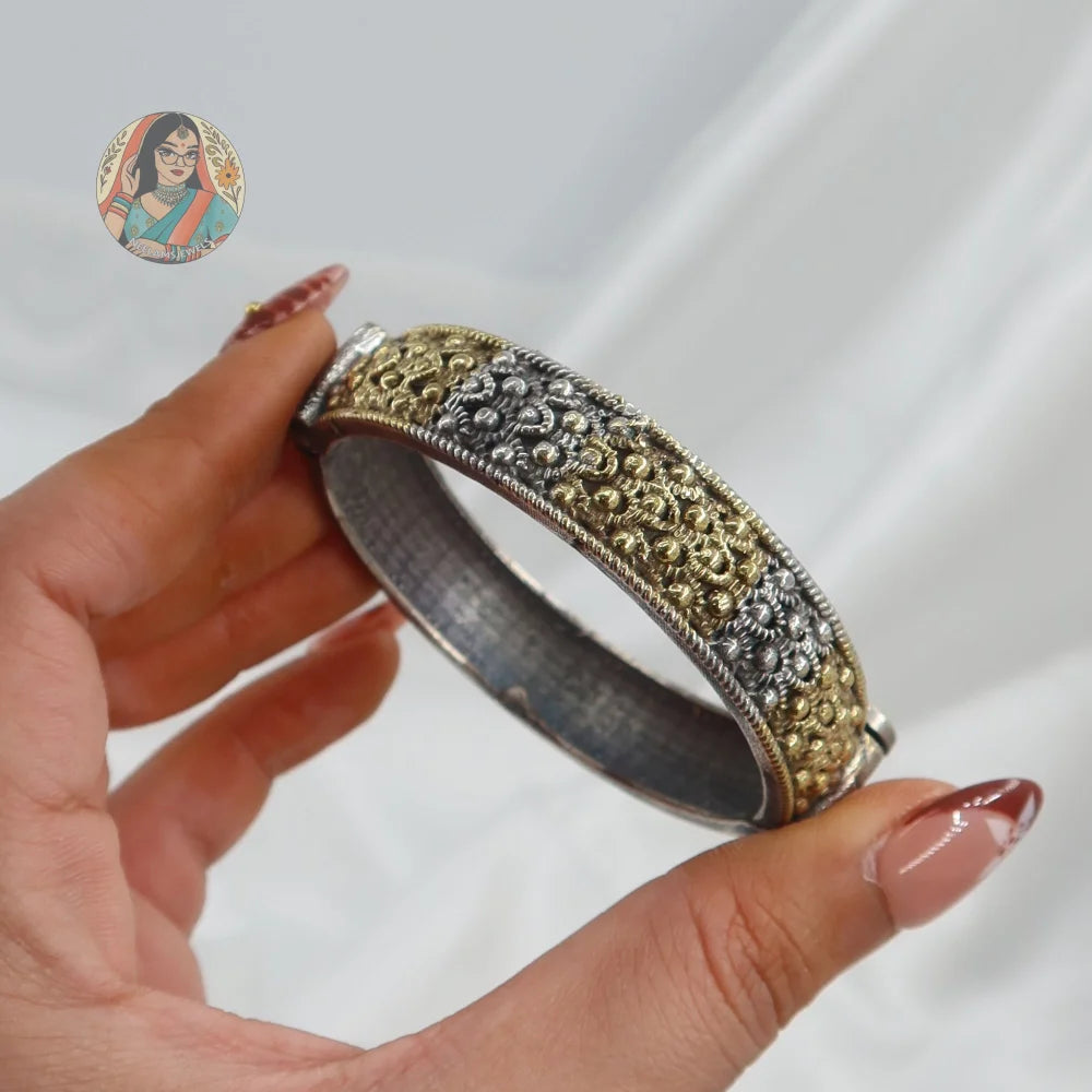 Janki Oxidized Dual-Tone Bangle