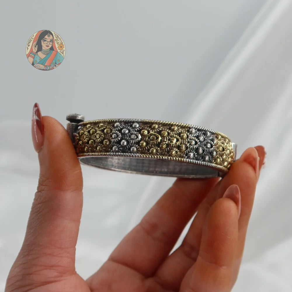 Janki Oxidized Dual-Tone Bangle
