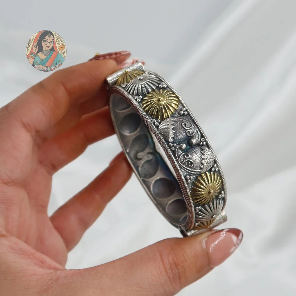 Manavi Oxidized Dual-Tone Bangle