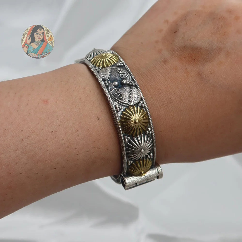 Manavi Oxidized Dual-Tone Bangle