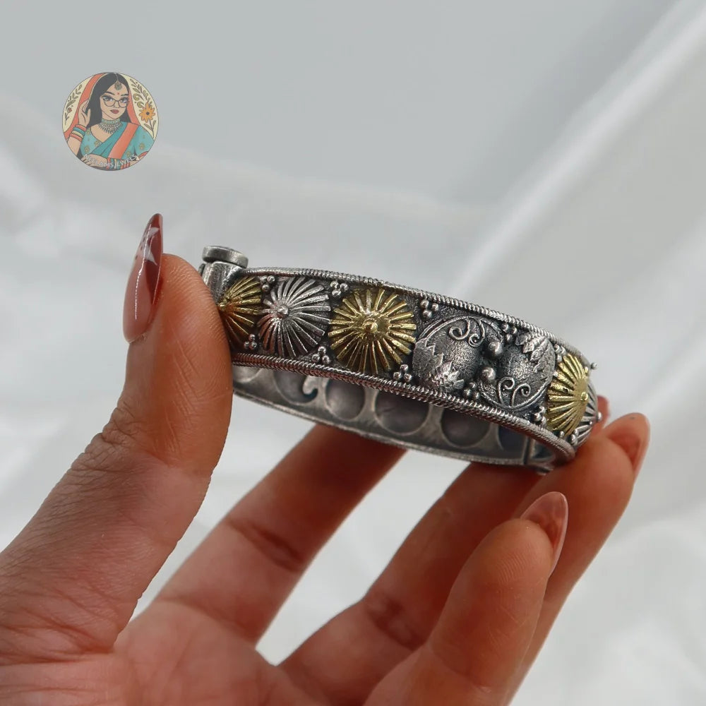 Manavi Oxidized Dual-Tone Bangle