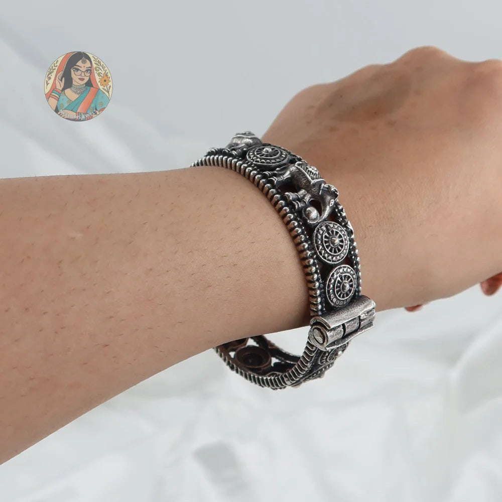 Nirvika Oxidized Bangle