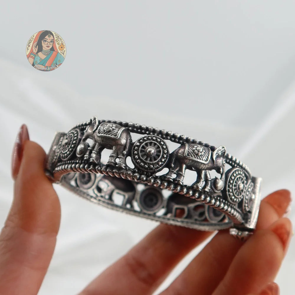 Nirvika Oxidized Bangle