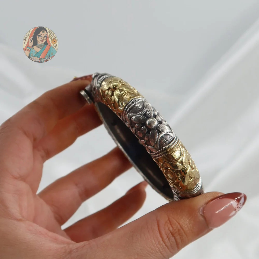 Pari Oxidized Dual-Tone Bangle