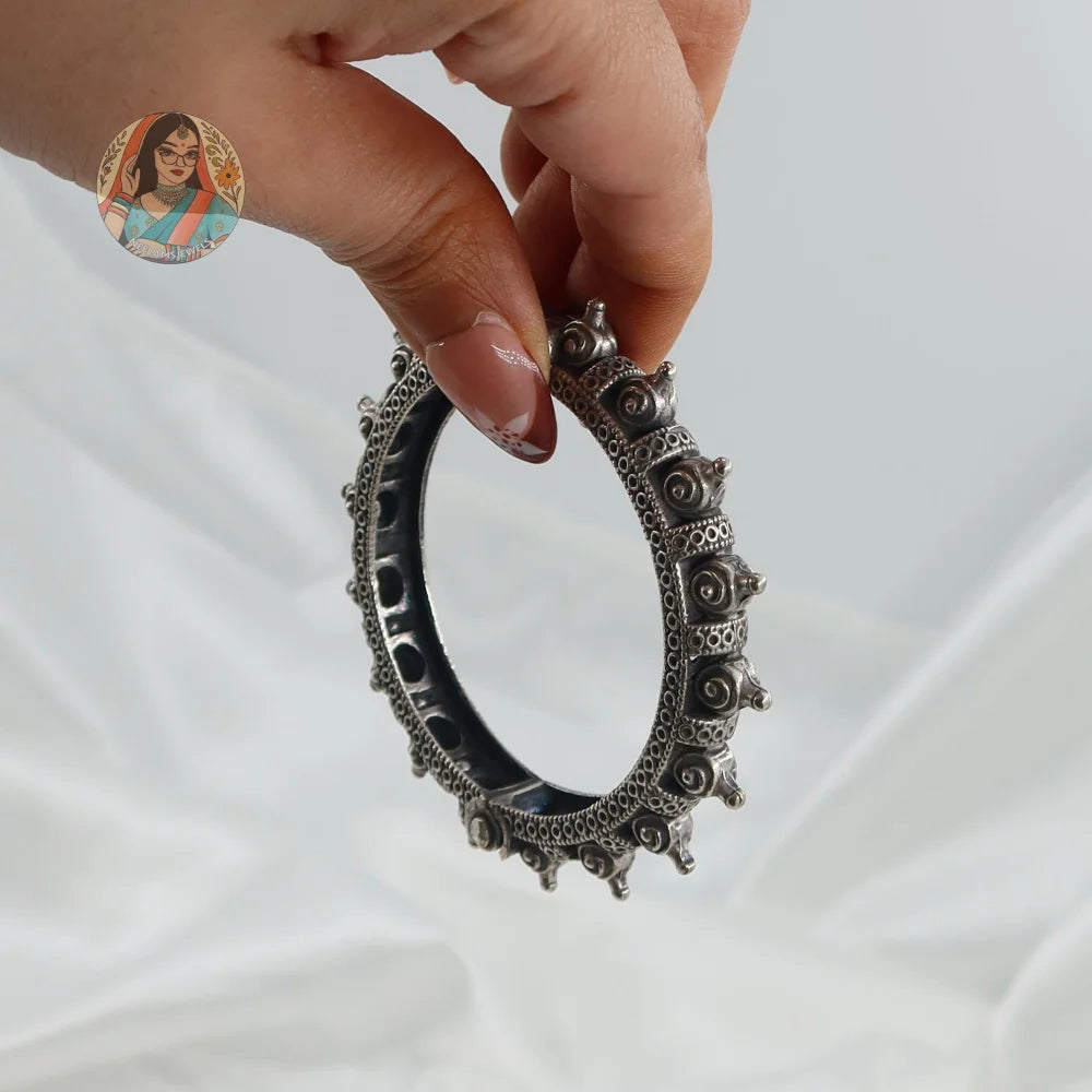 Parvi Oxidized Bangle