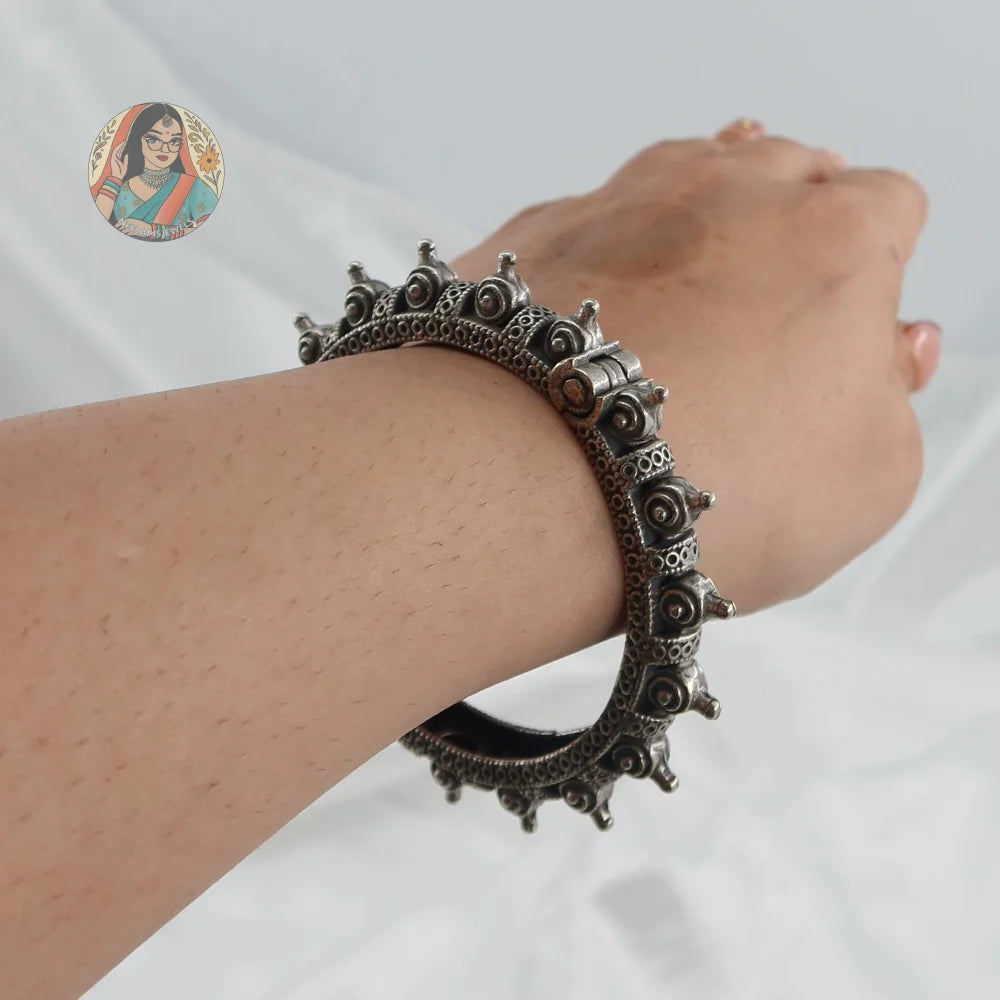 Parvi Oxidized Bangle