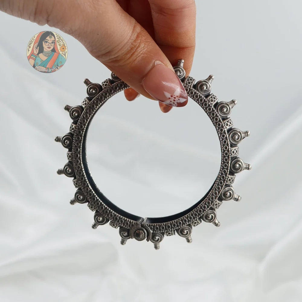 Parvi Oxidized Bangle