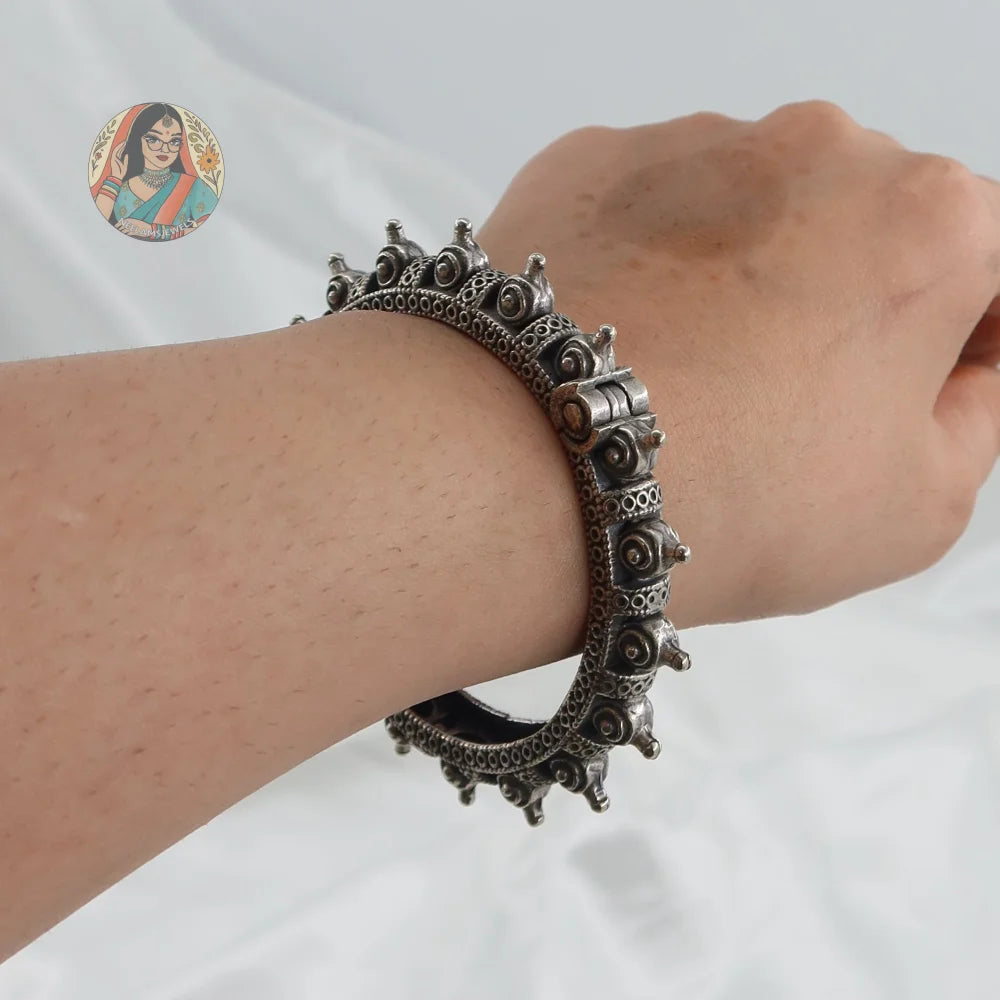 Parvi Oxidized Bangle