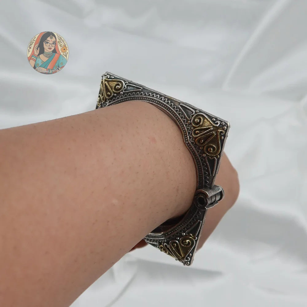 Rupal Oxidized Dual-Tone Bangle