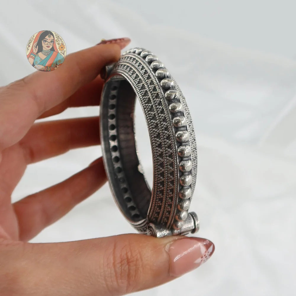 Ruvi Oxidized Bangle