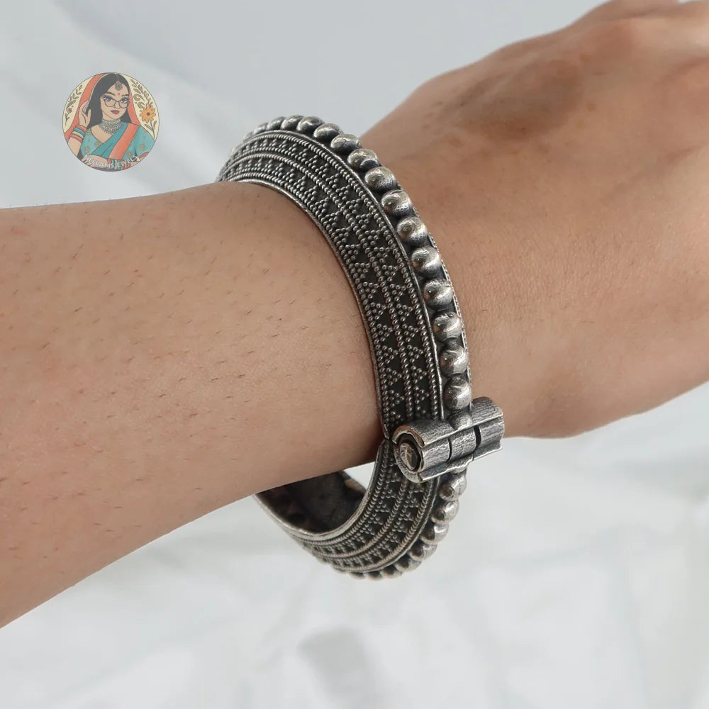 Ruvi Oxidized Bangle