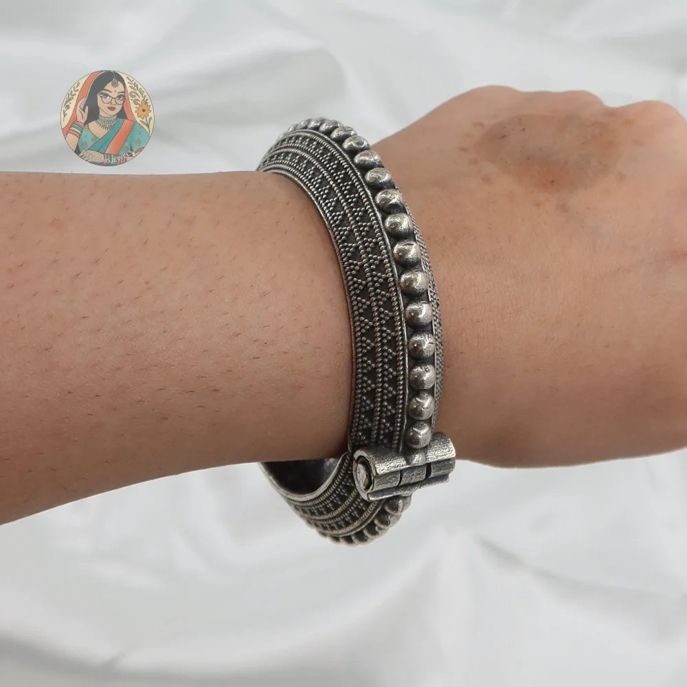 Ruvi Oxidized Bangle