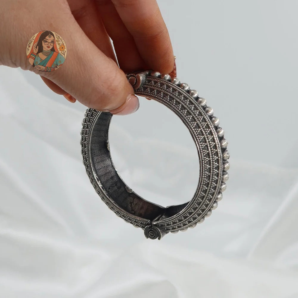 Ruvi Oxidized Bangle