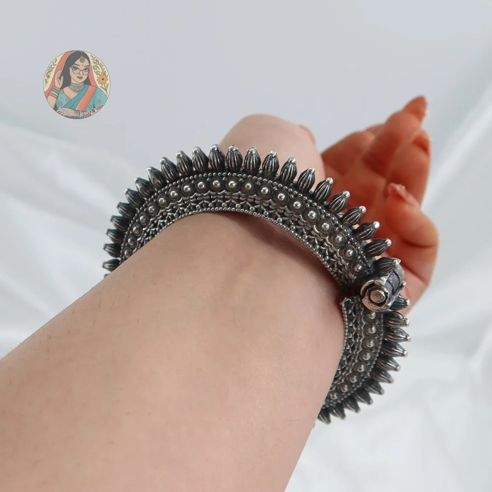 Saanvi Oxidized Bangle