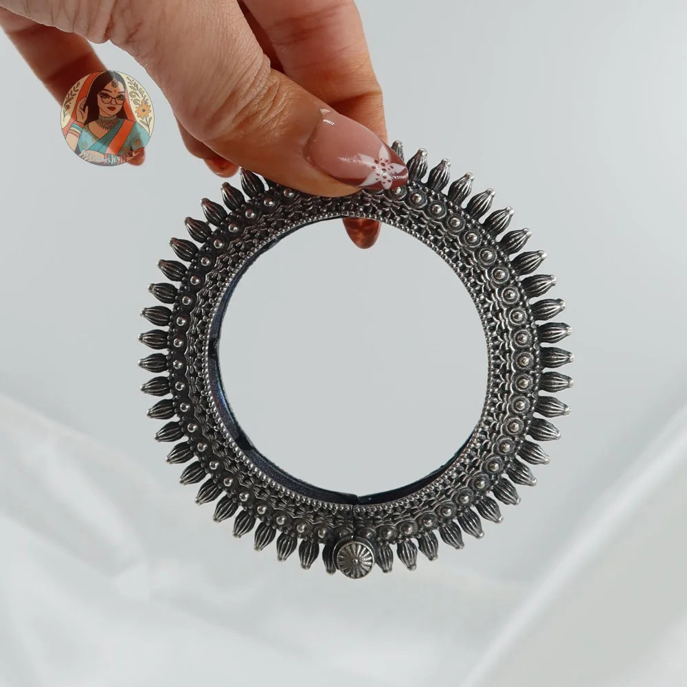 Saanvi Oxidized Bangle