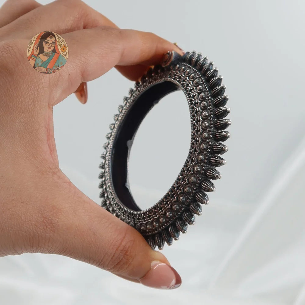 Saanvi Oxidized Bangle