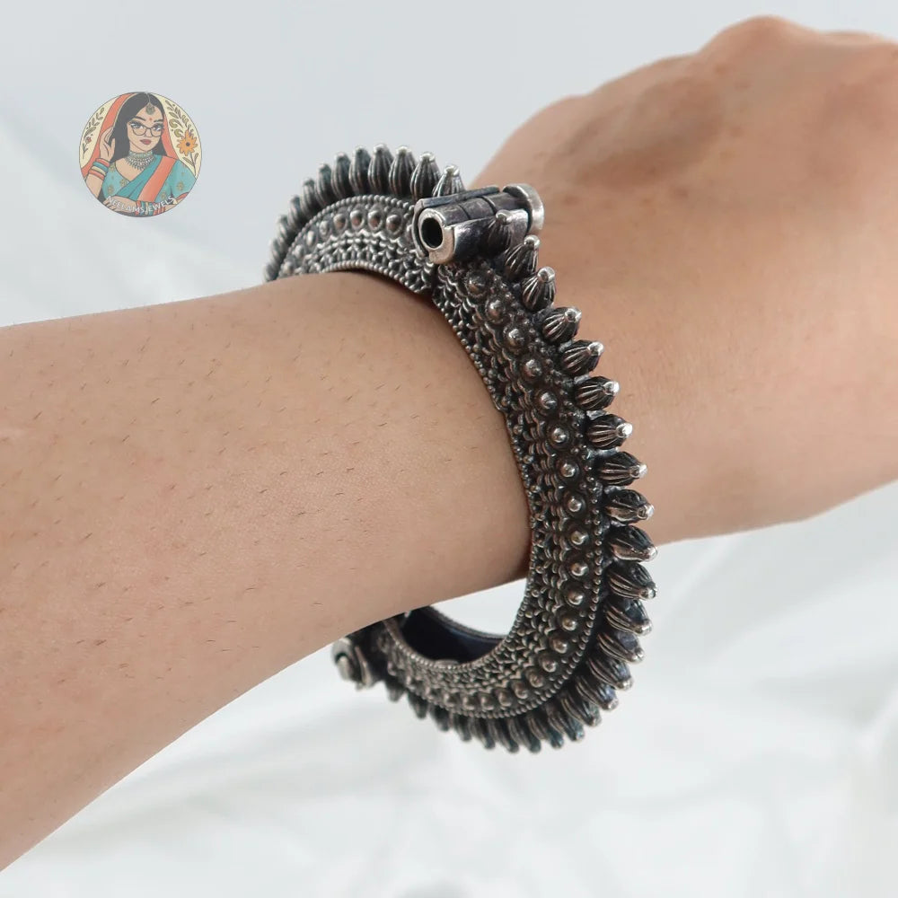 Saanvi Oxidized Bangle